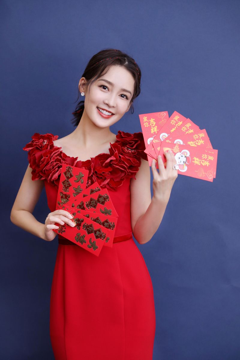 鸡腿姑娘李沁红色长裙喜庆甜美写真