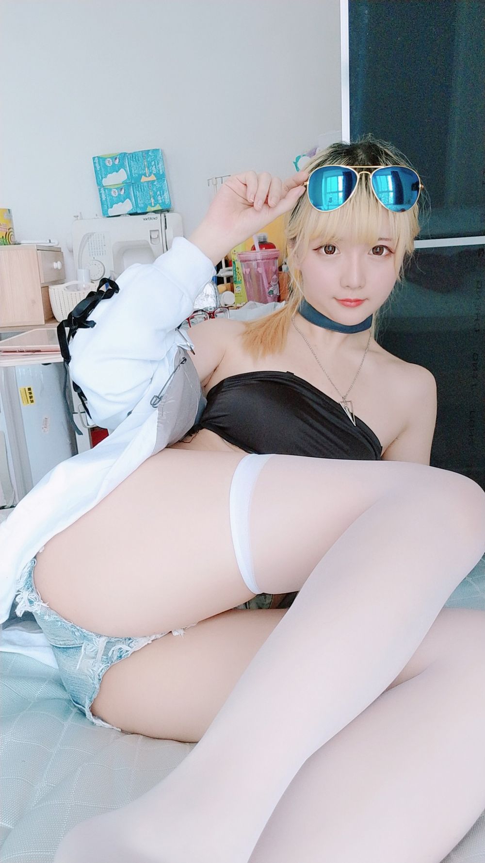 COSER萌妹子星之迟迟牛仔热裤抹胸内衣小蛮腰私房撩人写真