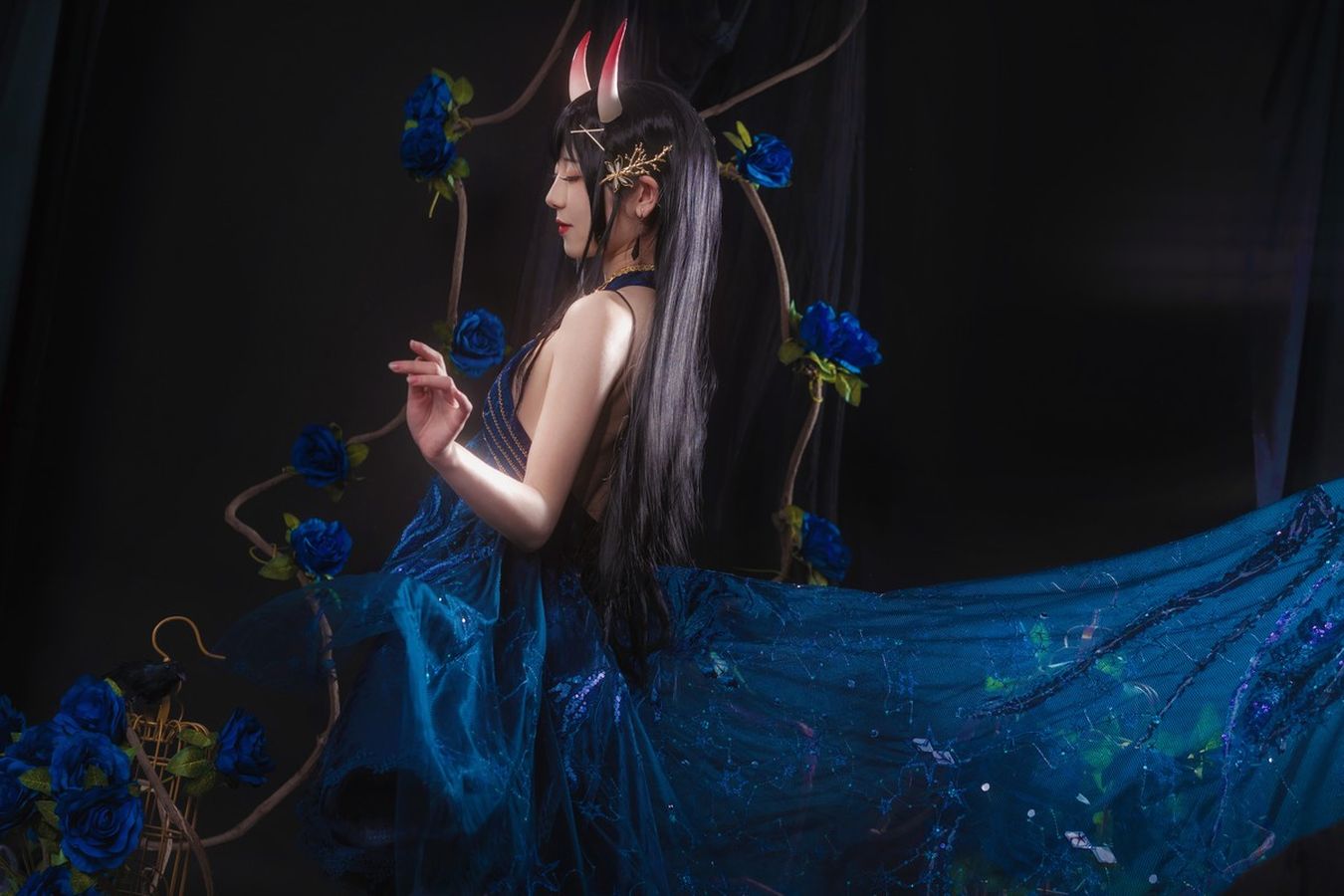 动漫博主弥音音ww黑丝美腿开胸服饰完美诱惑私房写真